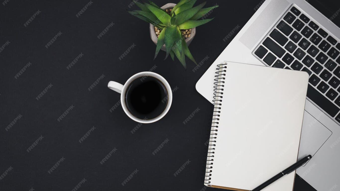 Espacio de trabajo con laptop y cafe